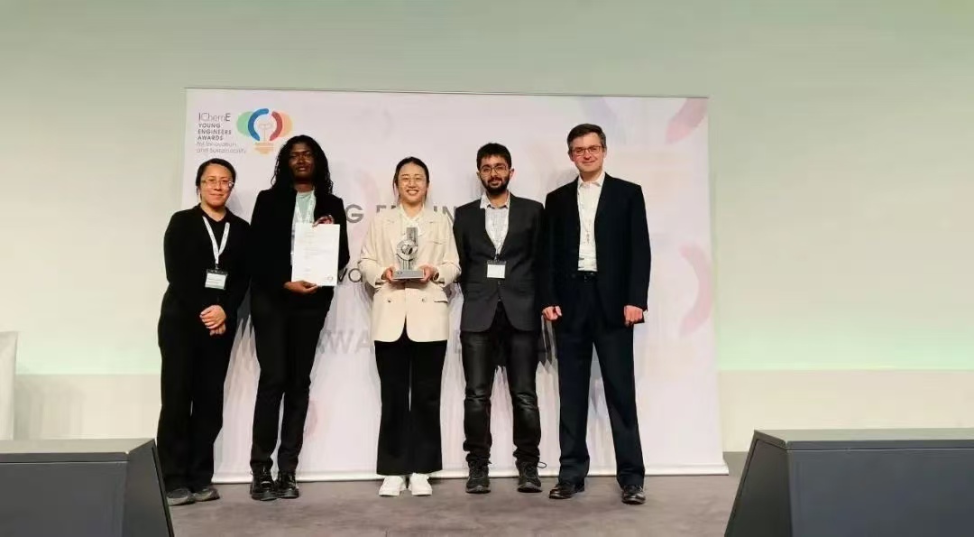 侯淑雅（中）在领奖现场